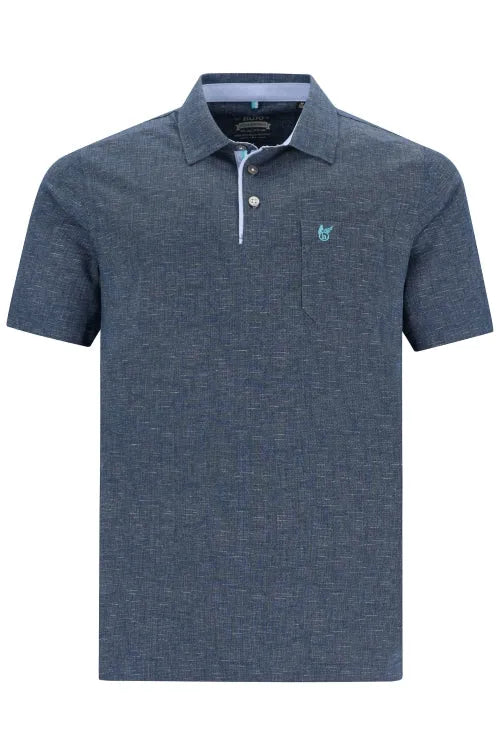 Marineblaues Poloshirt mit dezentem Muster und kleinem Logo auf der Brust.