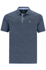 Marineblaues Poloshirt mit dezentem Muster und kleinem Logo auf der Brust.