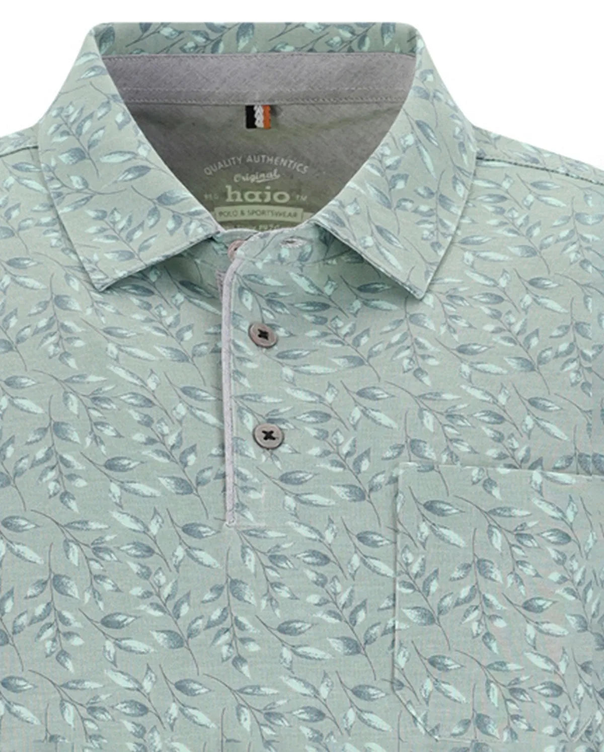 Mintgrünes Poloshirt mit Blattmuster und Knopfverschluss.