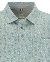 Mintgrünes Poloshirt mit Blattmuster und Knopfverschluss.