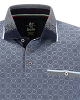 Marineblaues Poloshirt mit geometrischem Muster und weißen Akzenten, aus Baumwolle.