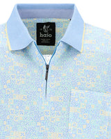 Hellblaues Poloshirt mit geometrischem Muster und Kontrastkragen, aus Baumwolle.