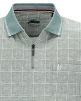 Grün-weiß kariertes Poloshirt mit Viertelreißverschluss und Logo auf der Brust.