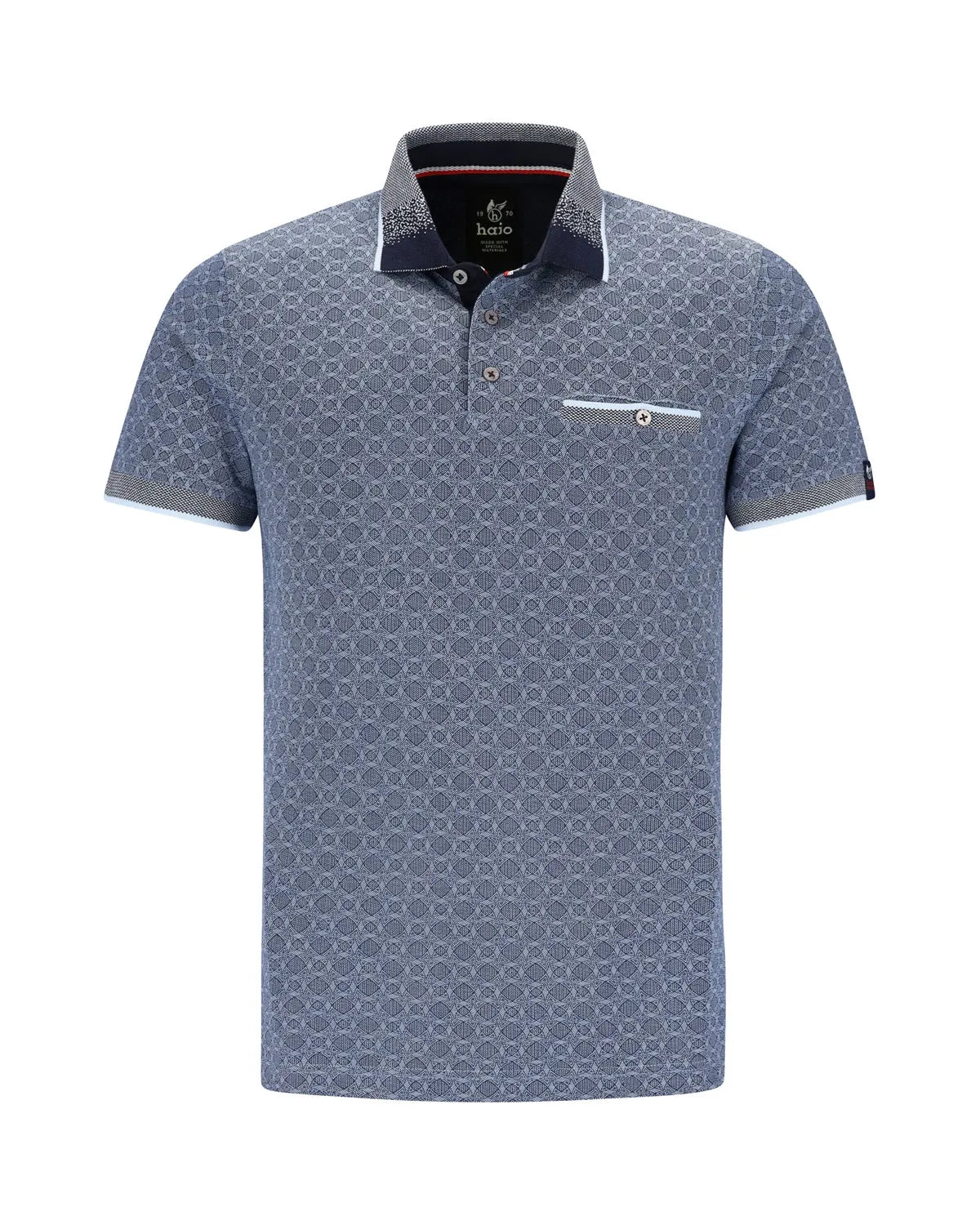 Blau-weiß gemustertes Poloshirt mit kontrastierender Spitze und Taschendetail.