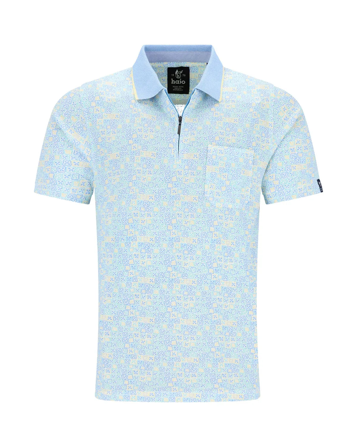 Hellblaues Poloshirt mit kleinem Blumenmuster und kurzen Ärmeln, aus Baumwolle.