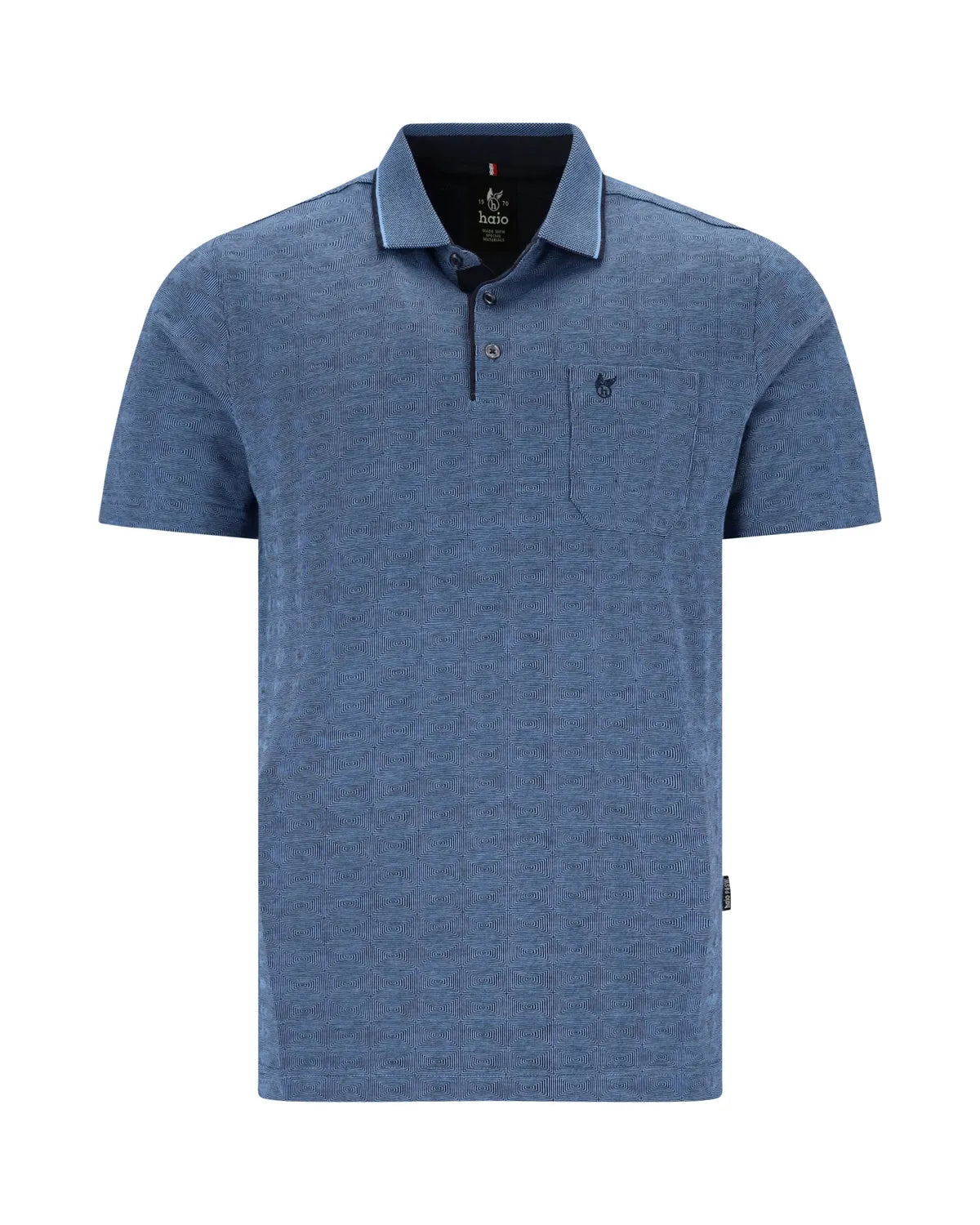 Blaues Poloshirt mit kleiner Tasche und Logo auf der Brust.