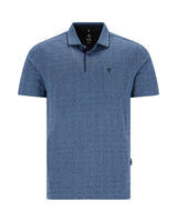 Blaues Poloshirt mit kleiner Tasche und Logo auf der Brust.