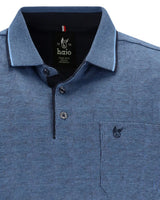 Blaues Poloshirt mit Wirbelmuster und Logo auf der Tasche, aus Baumwolle.