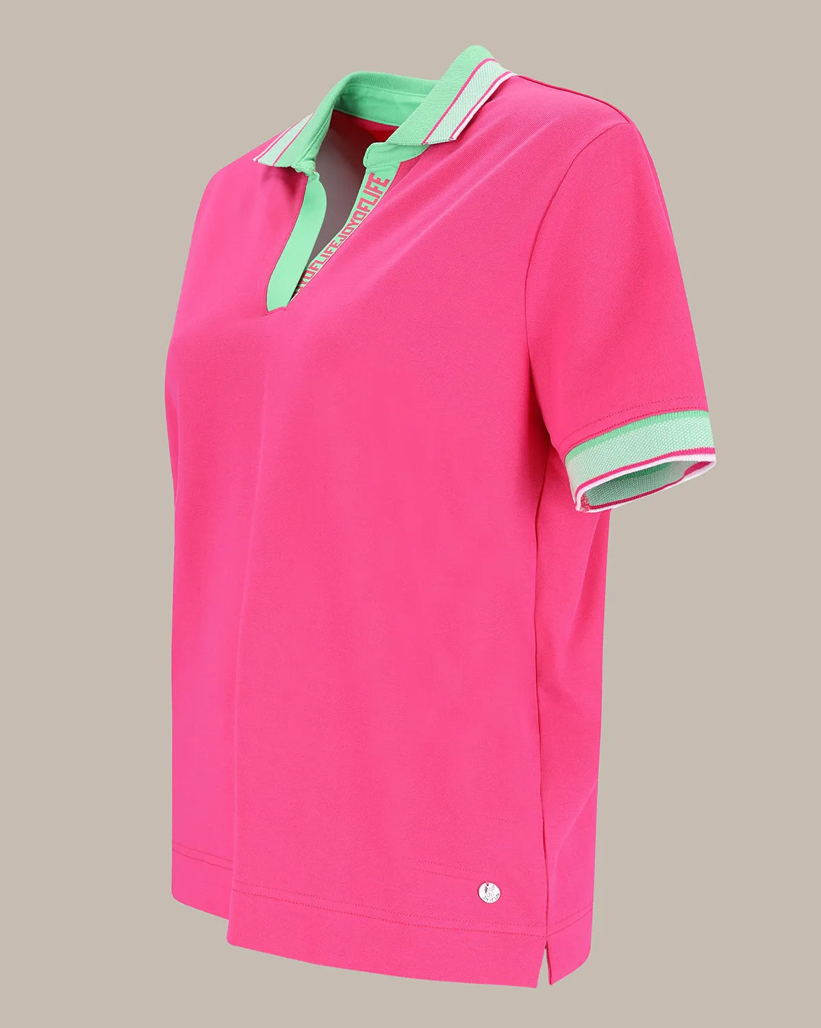 Neonpinkfarbenes Poloshirt mit mintgrünen Akzenten und weißem Saum, aus Polyester.