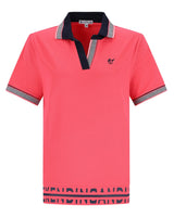 Rosa Lacoste-Poloshirt mit marineblauem Kragen und Manschetten, weißes Logo auf der Brust.