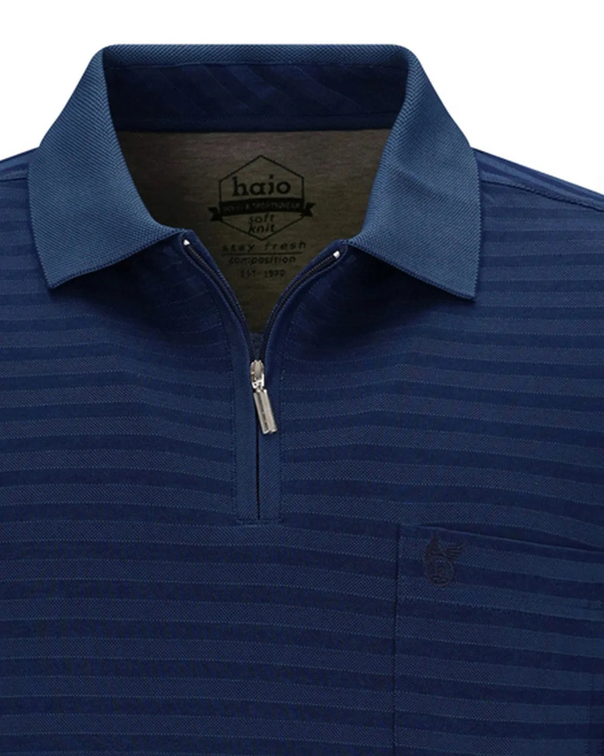 Marineblaues Poloshirt mit weißen Streifen und Kragen, aus Baumwolle.