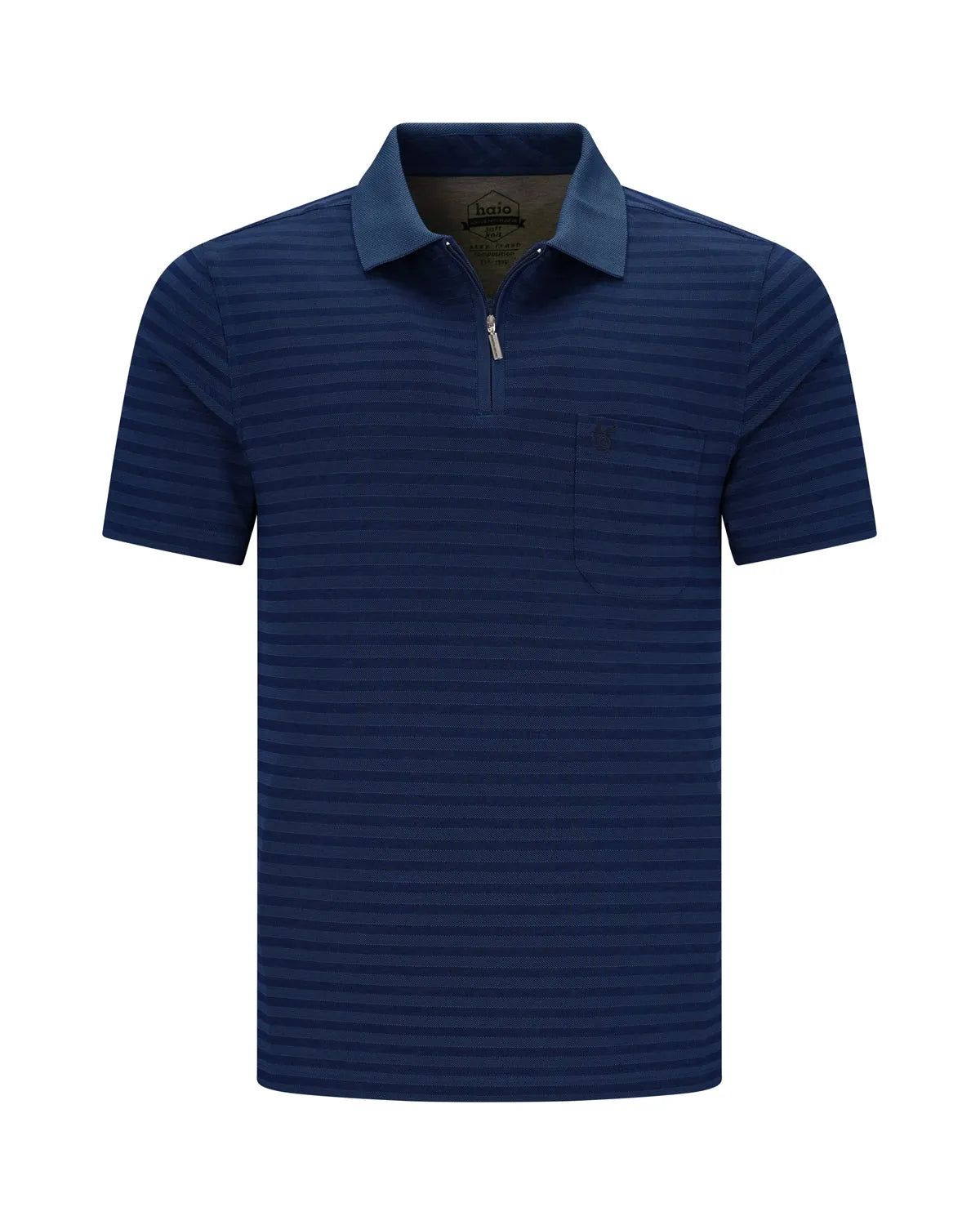 Marineblau gestreiftes Poloshirt mit halbem Reißverschlusskragen und kurzen Ärmeln.