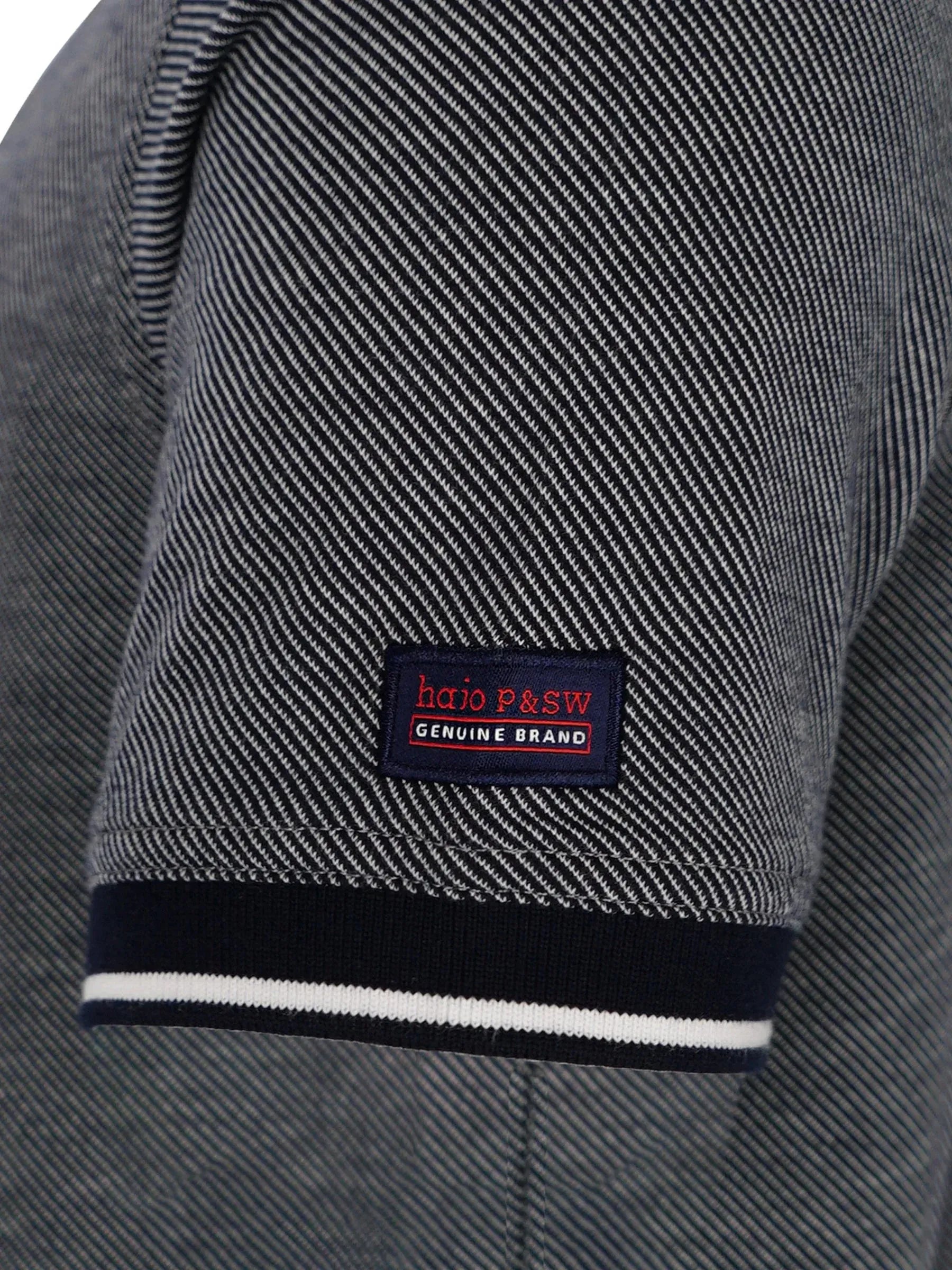 Dunkelgraues Poloshirt mit diagonaler Jacquardstruktur, navy-weißen gestreiften Bündchen