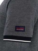 Dunkelgraues Poloshirt mit diagonaler Jacquardstruktur, navy-weißen gestreiften Bündchen