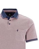 Rosafarbenes Herren-Poloshirt mit marineblauem Kragen und Saum, mit kleinem Vogel-Logo auf der Brusttasche.