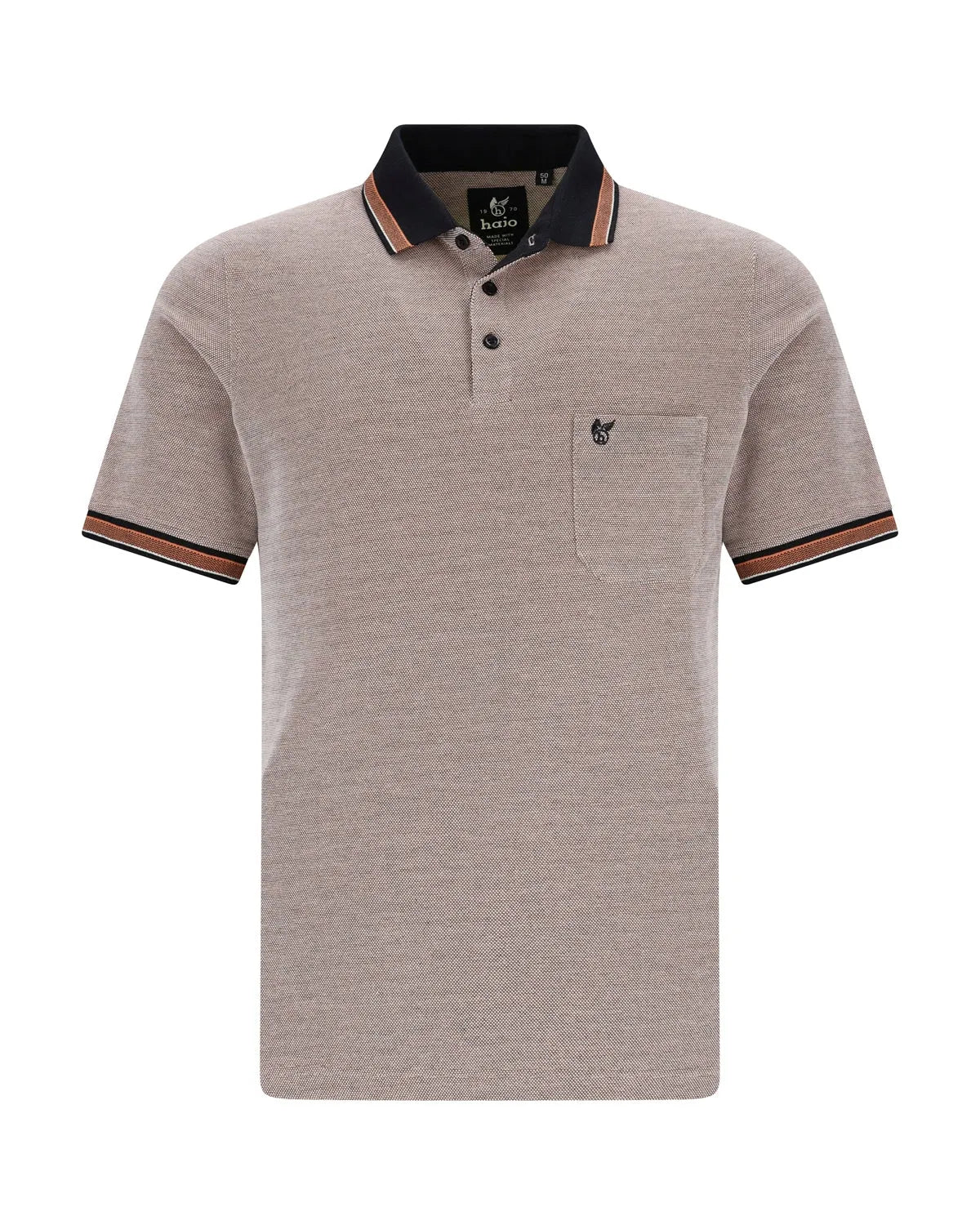 Beigefarbenes Poloshirt mit braunem und weißem Besatz, Taschendetails und Logo auf der Brust.