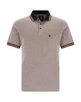 Beigefarbenes Poloshirt mit braunem und weißem Besatz, Taschendetails und Logo auf der Brust.