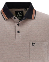 Halo-Poloshirt mit marineblauem Kragen und Manschetten, beigefarbenem Rumpf, orangefarbener Zierleiste und Taschendetail.