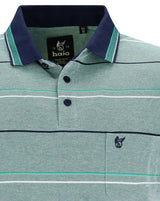 Grünes Poloshirt mit marineblauem Kragen und weißen Streifen, aus Baumwolle.