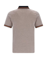 Beigefarbenes Poloshirt mit braunem und schwarzem Besatz, strukturierter Stoff.