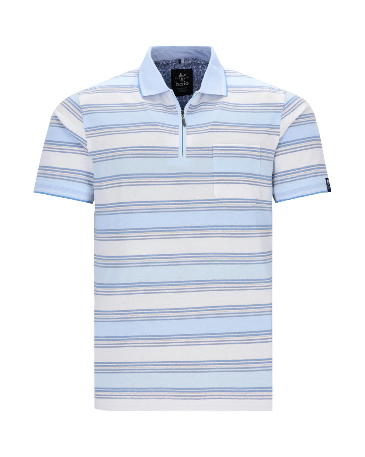 Hellblau-weiß gestreiftes Poloshirt mit Kragen, kurzen Ärmeln und einem kleinen Logo auf der Brust.