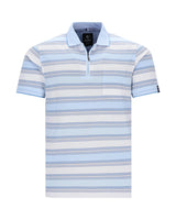 Hellblau-weiß gestreiftes Poloshirt mit Kragen, kurzen Ärmeln und einem kleinen Logo auf der Brust.