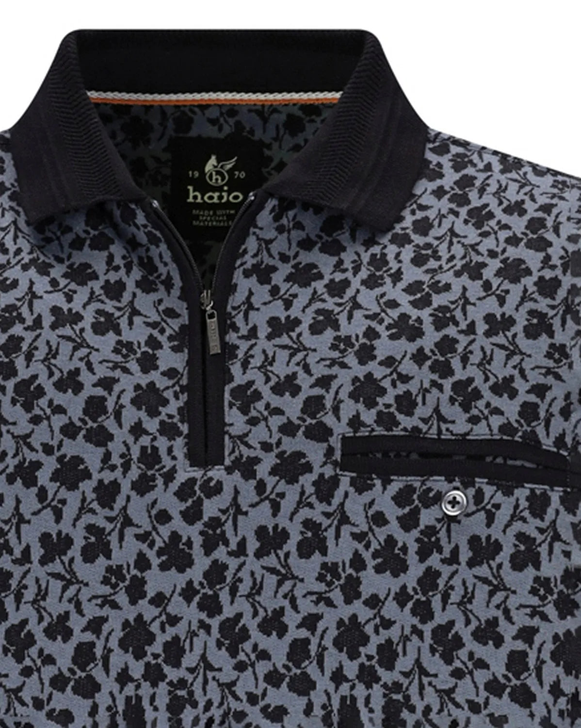 Marineblaues geblümtes Poloshirt mit halbem Reißverschluss und schwarzem Kragen.