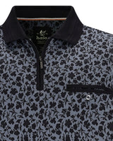 Marineblaues geblümtes Poloshirt mit halbem Reißverschluss und schwarzem Kragen.