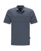 Marineblaues Poloshirt mit braunem Saum und Strukturmuster, mit Logo auf der Brust.