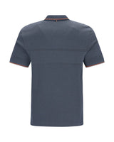 Marineblaues Poloshirt mit braun-weiß gestreiftem Saum und strukturiertem Stoffmuster.