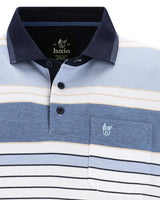 Blau-weiß gestreiftes Poloshirt mit marineblauem Kragen, Taschendetails und Logo.