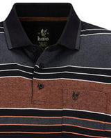 Gestreiftes Herren-Poloshirt von Halo mit marineblauen, braunen und weißen Streifen.