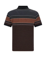 Gestreiftes Poloshirt mit schwarzen, braunen und orangefarbenen Streifen auf dunklem Grund.