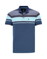 Blau gestreiftes Poloshirt mit marineblauen und hellblauen Streifen, kurzen Ärmeln, Button-Down-Kragen und einem kleinen Logo auf der Brust.