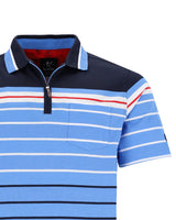 Blau-weiß gestreiftes Poloshirt mit roten Akzenten, Reißverschlusskragen, kurze Ärmel.