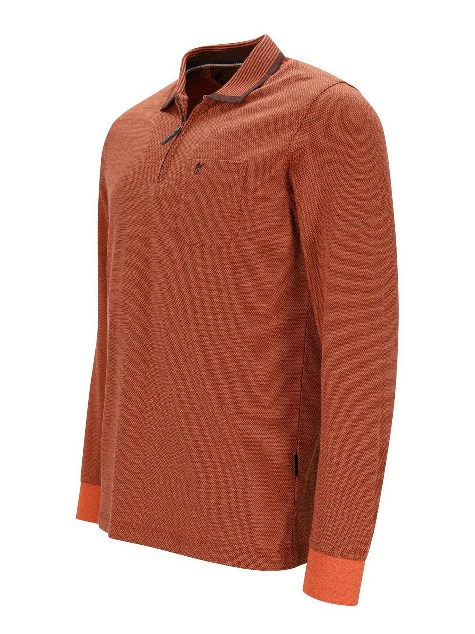 Rostfarbene strukturierte Polo-Shirt mit kontrastierenden orangenen Manschetten und Kragen, mit einer Tasche.