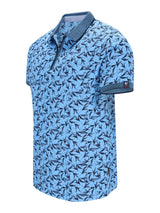 Hellblaues Poloshirt mit floralem Alloverdruck in Stay-Fresh-Qualität