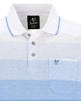 Weiß und hellblau gestreiftes Poloshirt mit Tasche, Button-down-Kragen und gesticktem Logo.