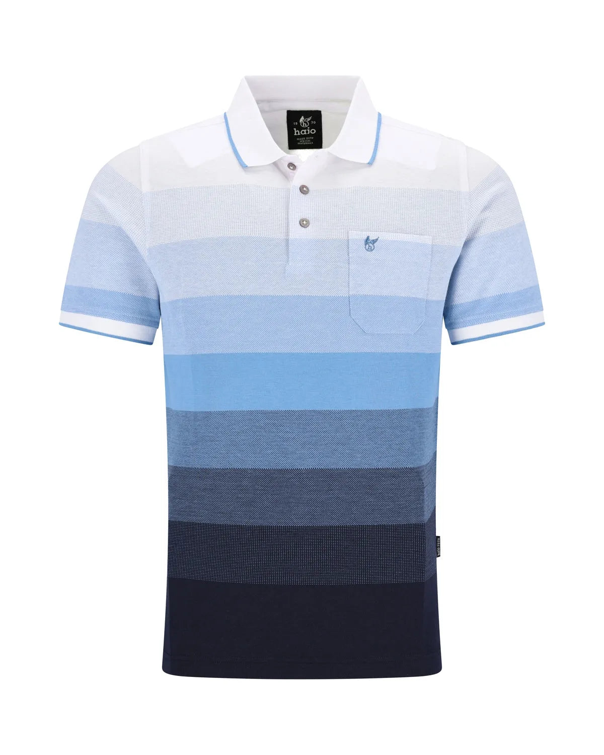 Blau-weiß gestreiftes Poloshirt mit Tasche, kurzen Ärmeln, Kragen und Logo auf der linken Brust.