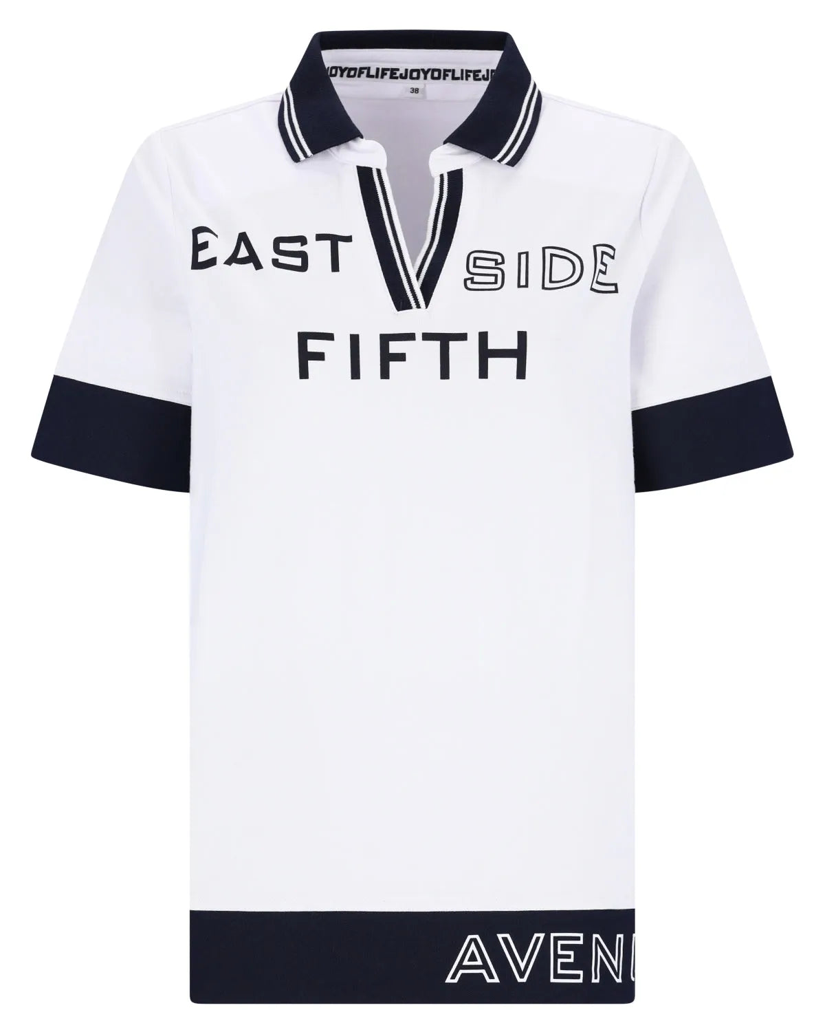 Weißes Polohemd mit marineblauen Akzenten und dem Text ’east side fifth avenue’ auf der Vorderseite.