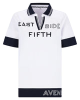 Weißes Polohemd mit marineblauen Akzenten und dem Text ’east side fifth avenue’ auf der Vorderseite.