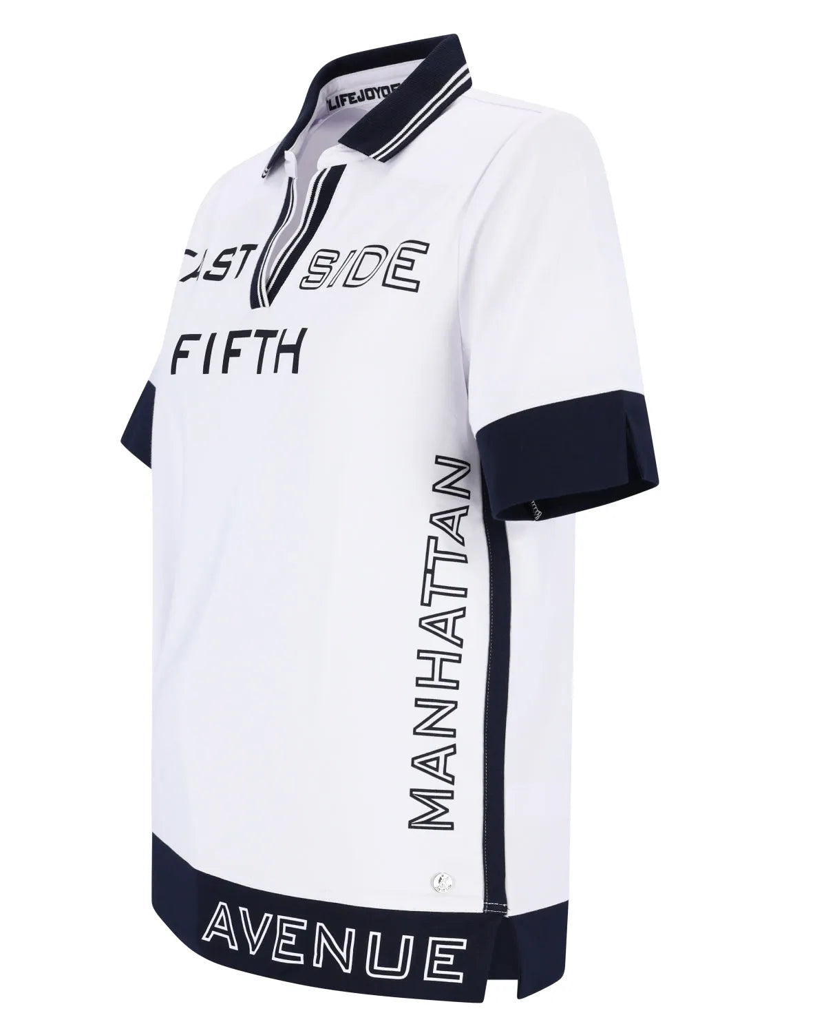 Weißes Poloshirt mit marineblauen Akzenten und dem Text ’manhattan avenue’ auf dem Ärmel.
