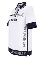 Weißes Poloshirt mit marineblauen Akzenten und dem Text ’manhattan avenue’ auf dem Ärmel.