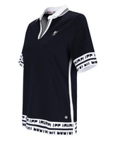 Marineblaues Poloshirt mit weißen und schwarzen Akzenten und einem Logo auf der linken Brust.