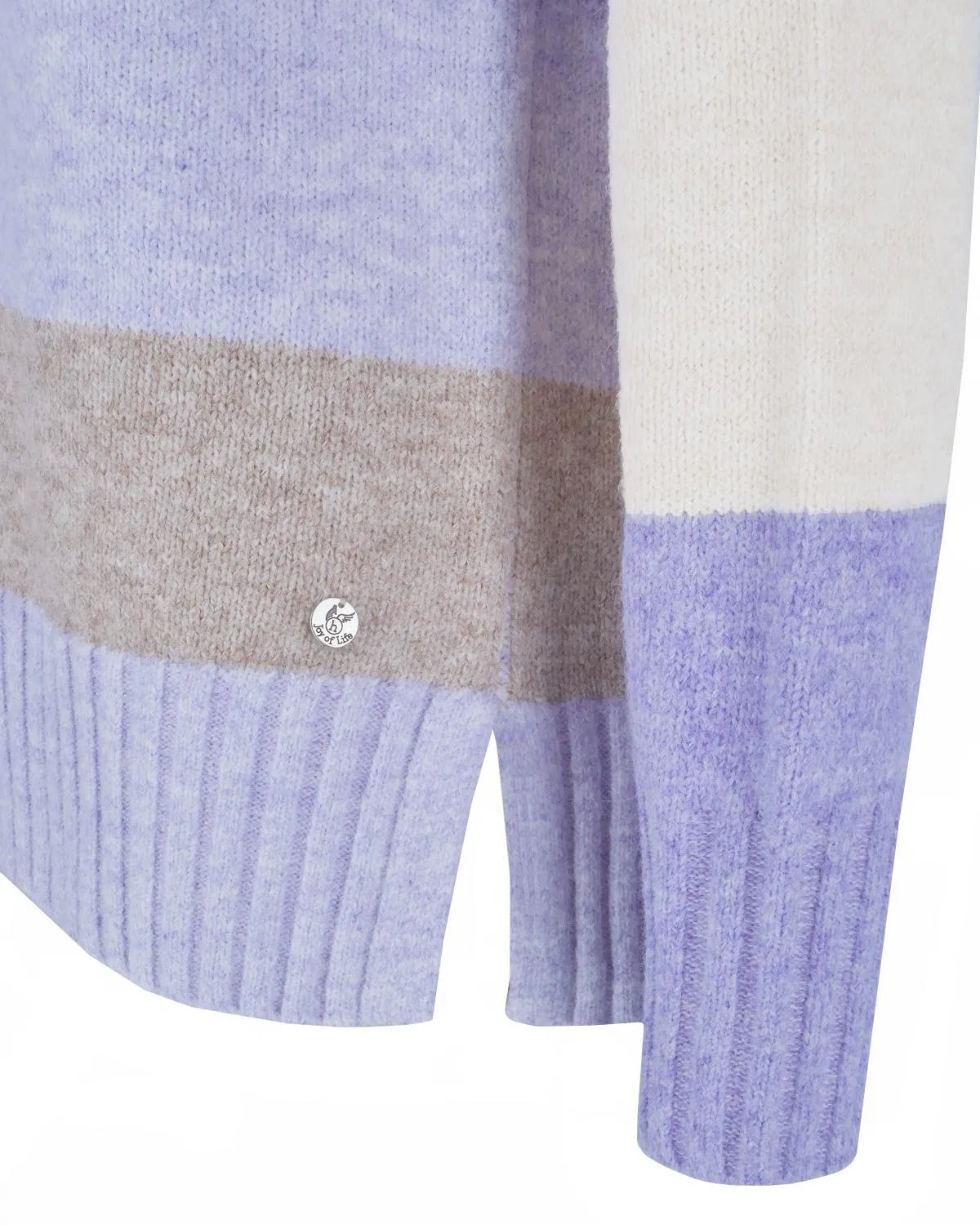 Lavendelfarbener und cremefarbener Colorblock-Pullover mit Rippenstrickstruktur.