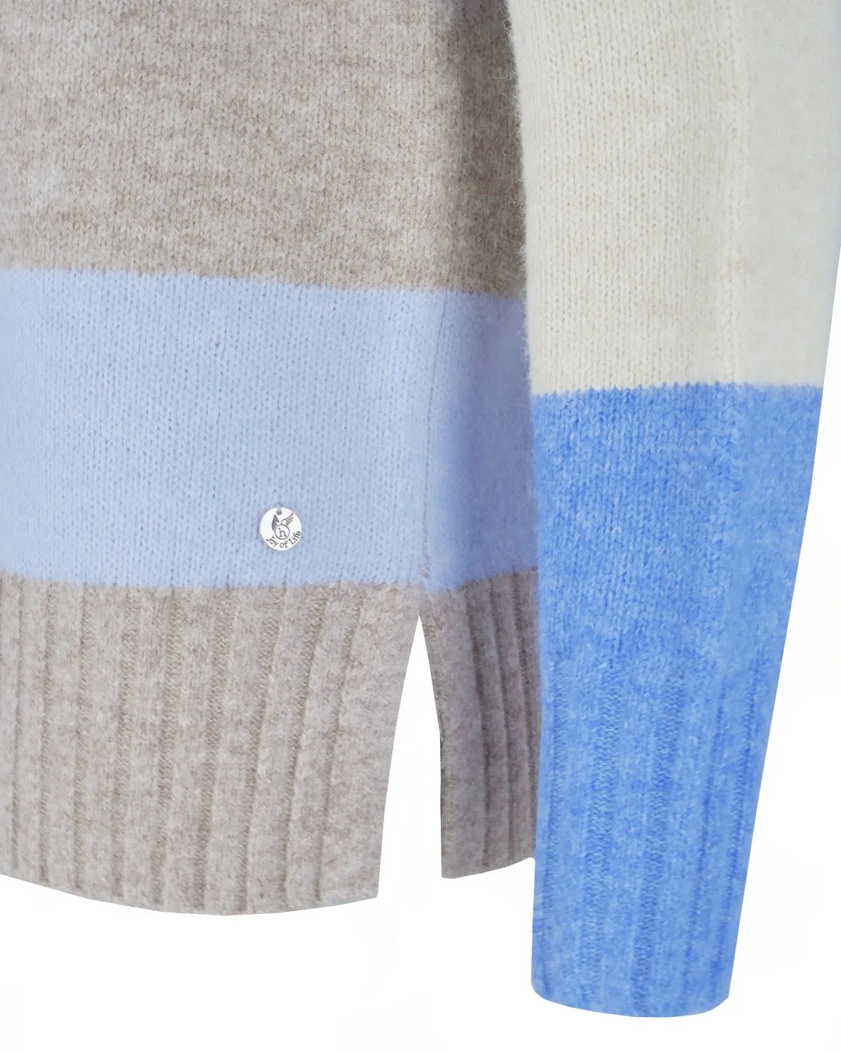Hellblau und grau gestreifter Pullover mit Rippenbündchen und Kragen aus weicher Wolle.