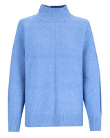 Hellblauer Rollkragenpullover mit Rippstrickstruktur und dezentem Muster.