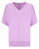 Lavendelfarbener Pullover mit V-Ausschnitt, weißem Besatz und gefaltetem Saum.