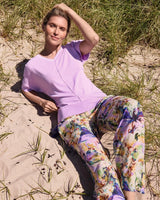 Lavendelfarbene Leggings mit Blumendruck, elastischem Bund und Taschen.