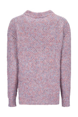 Lavendelfarbener Zopfstrickpullover mit dezenten Metallic-Akzenten.
